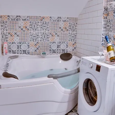 Yin - Hot Tub, Sauna, נובי סאד