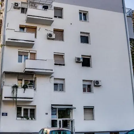 Yin - Hot Tub, Sauna,