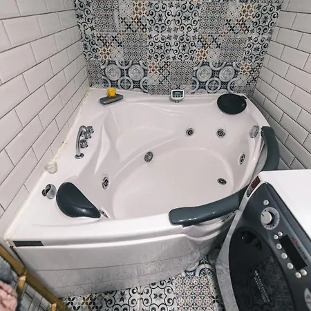 Yin - Hot Tub, Sauna, דירה נובי סאד